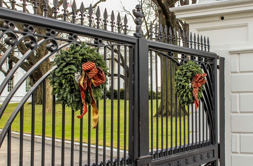 Ghirlanda luminosa a batteria su cancello decorato per Natale