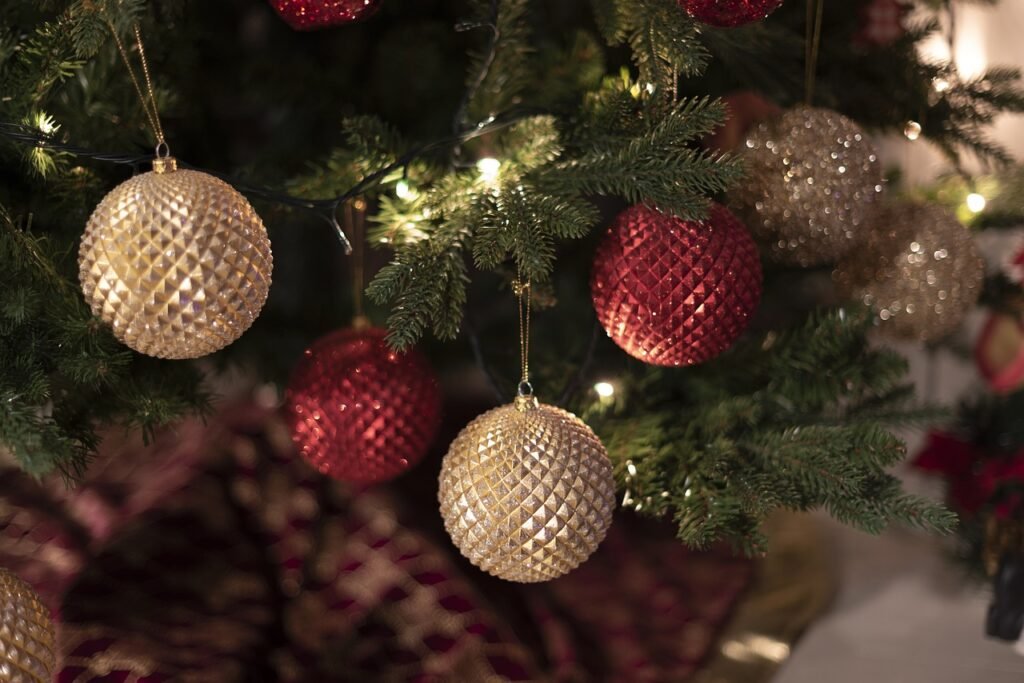 Palline rosse e dorate su albero di Natale all’aperto