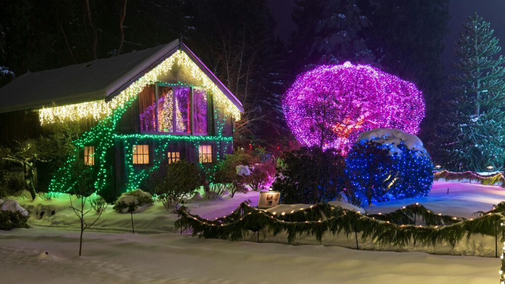 Aiuola decorata con figure luminose natalizie e fiocchi di neve